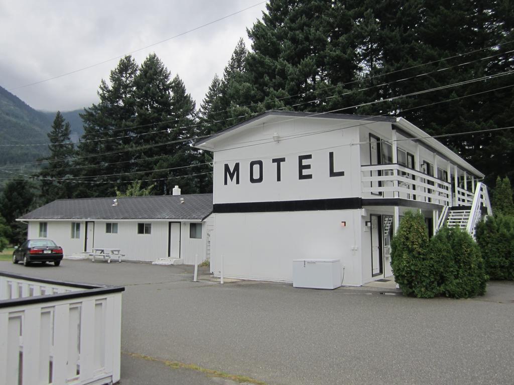 The Mighty Fraser Motel Boston Bar Екстериор снимка